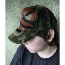 Gr&oslash;n carmoflage cap.